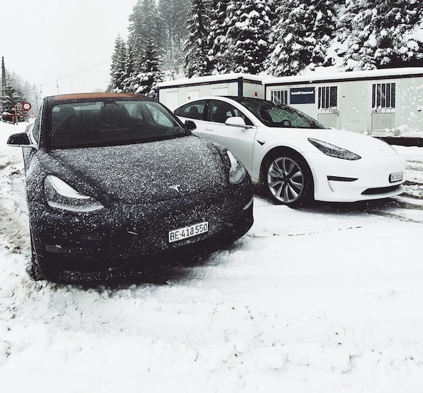 Parkendes Elektroauto im Schnee